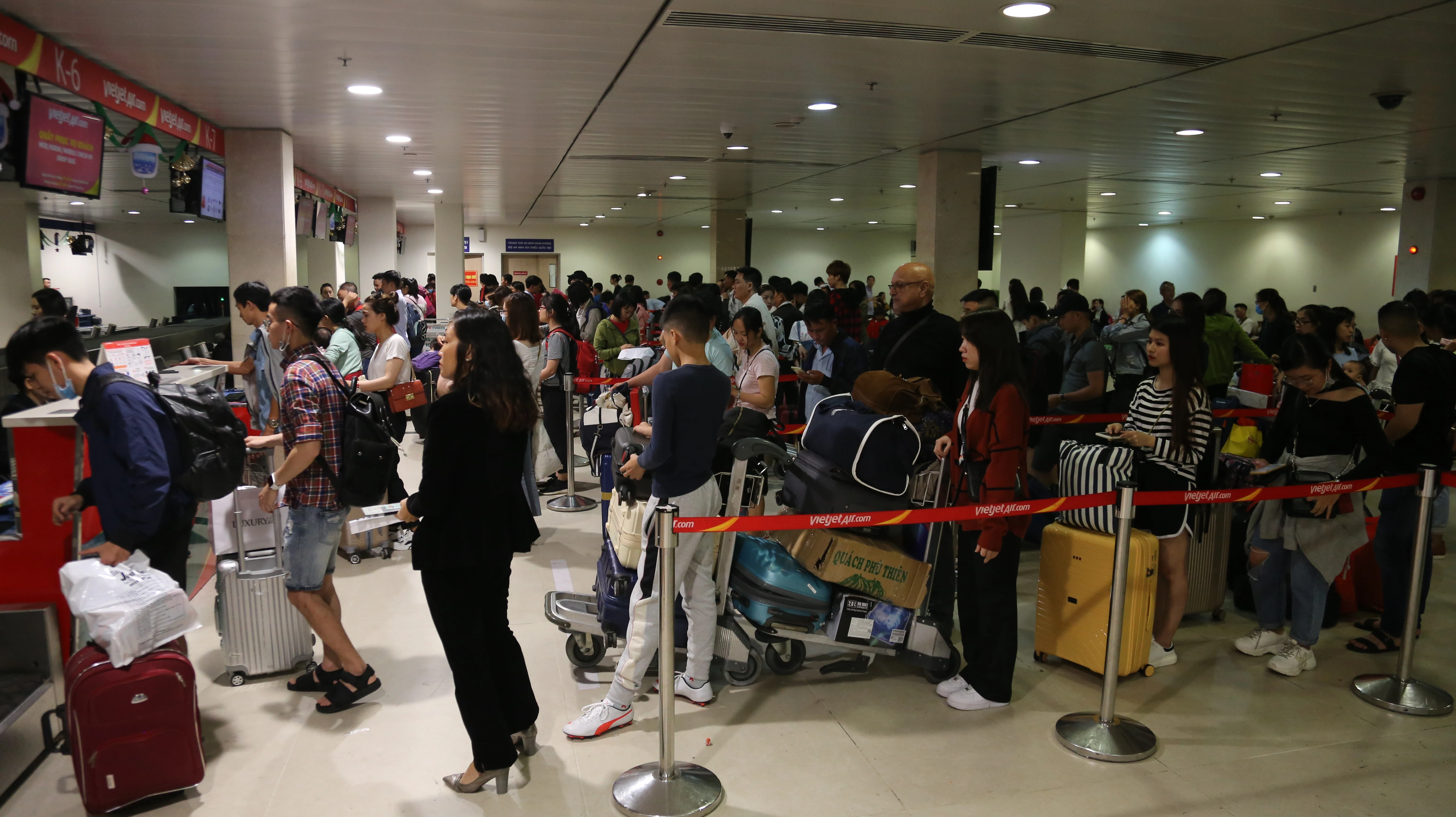 Những ngày gần Tết, sân bay Tân Sơn Nhất đông nghịt, hành khách vật vã nằm chờ