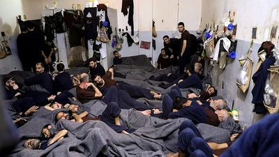 Cảnh hàng nghìn tù binh IS nhồi nhét trong nhà tù ở Syria
