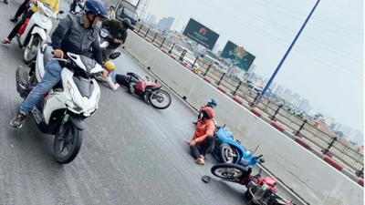 Dầu nhớt đổ xuống đường, nhiều người trượt té ở cầu Sài Gòn