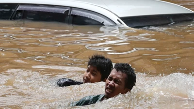 Toàn cảnh người dân thủ đô Indonesia khốn khổ vì lũ lụt