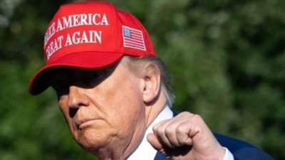 Ông Trump tung hỏa mù thế nào trước khi giáng đòn Iran?