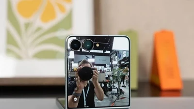 Apple khiến cộng đồng cười nghiêng ngả khi quảng cáo Galaxy Z Flip7