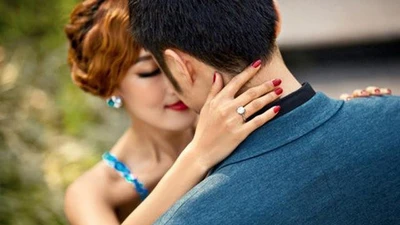 Vợ trẻ ăn cơm nhà rồi vác bụng bầu với... ông hàng xóm độc thân