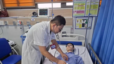 Sau 5 ngày sốt, thanh niên 22 tuổi ngừng tuần hoàn do viêm cơ tim cấp