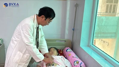 Trẻ mới sinh cũng có thể bị u buồng trứng, bác sĩ mách cách phát hiện