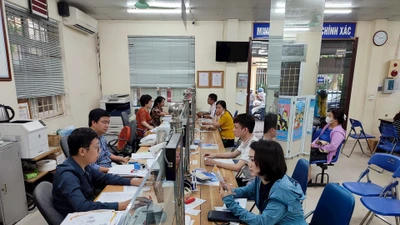 Giải quyết thủ tục cho người dân tại Bảo hiểm Xã hội quận Thanh Xuân - Ảnh: Báo Hà Nội Mới 