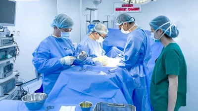 Đi khám viêm dạ dày, bé 15 tuổi phát hiện u quái buồng trứng