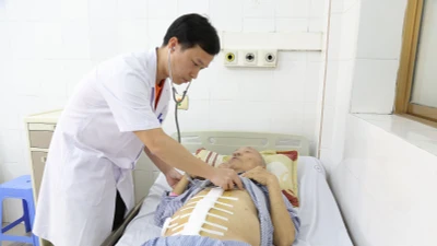 Đau bụng cụ ông 85 tuổi bị vỡ phình động mạch chủ bụng nguy kịch