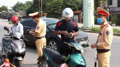 Xe máy vượt đèn đỏ... nâng mức phạt lên 4-6 triệu đồng?