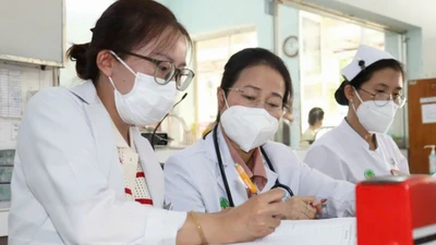 Bé 2 tuổi bỏng toàn bộ khoang miệng do uống nhầm bột thông cống