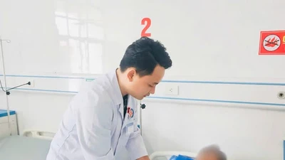 Rối loạn lo âu, mất ngủ, bệnh nhân tự dùng dao đâm thấu bụng nguy cấp