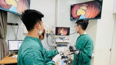 Đầy bụng, chán ăn, cụ bà 65 tuổi không ngờ bã thức ăn đầy dạ dày
