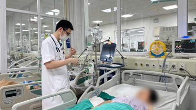 Sốc nhiễm khuẩn nặng sau tiêm khớp vai tại phòng khám tư