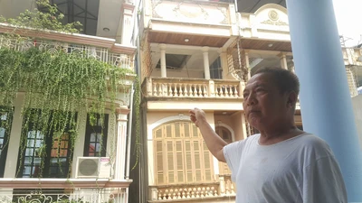 Nhà 4 tầng nghiêng 30 độ sập bất cứ lúc nào ở Hà Nội