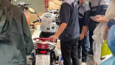 Cách trị bệnh nước vào pô xe máy mùa mưa lũ, tránh chết máy