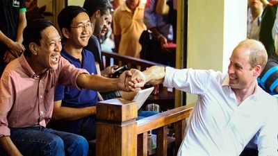 Khoảnh khắc gần gũi của Hoàng tử Anh khi vừa đến Việt Nam