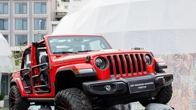 Loạt xe Jeep nâng cấp có mặt tại trung tâm TP.HCM thu hút người đi đường