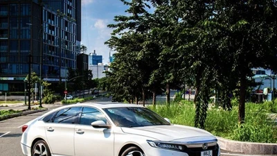 Honda Accord giảm giá kỷ lục lên đến 280 triệu đồng