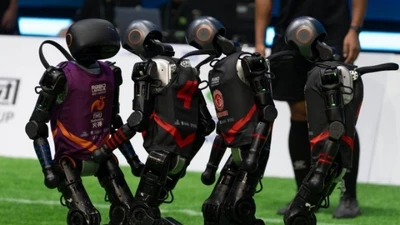Đầu tiên trên thế giới: Robot hình người Trung Quốc thi đấu bóng đá
