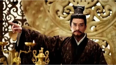 Vị hoàng đế nào được mệnh danh "người du hành thời gian"?