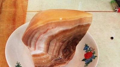 Nhặt viên đá lạ, tưởng miếng thịt lợn ai ngờ là "báu vật" tiền tỷ 
