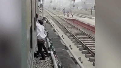 Tên cướp bị hành khách giữ trên cửa sổ, tàu hỏa kéo đi gần 1km