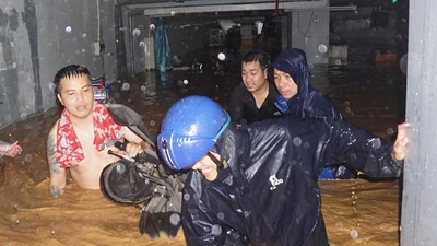 Mưa như trút, dân Đà Nẵng '“chạy lũ” trong đêm