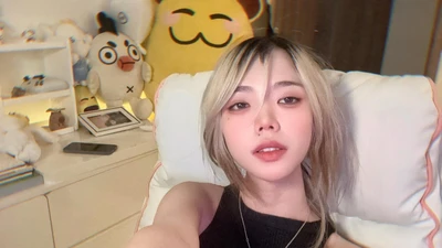 Nữ streamer đình đám đăng trạng thái lạ, fan "đứng ngồi không yên" 