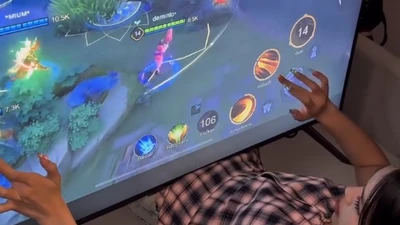 Chơi Liên Quân trên TV màn hình khủng, mỹ nhân gây sốc toàn cõi mạng 