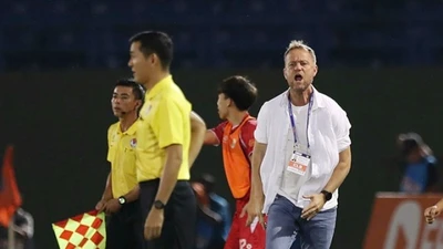 HLV Polking kêu oan cho trợ lý, HLV Anh Đức phàn nàn thẻ đỏ của học trò
