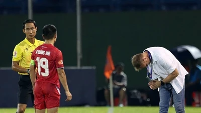 HLV Polking có hành động "lạ" với trọng tài, trợ lý đội Công an Hà Nội trốn thẻ đỏ