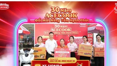 Hai khách hàng đầu tiên nhận Giải Đặc Biệt – Xe Honda SH 125i từ chương trình khuyến mại 30 năm Acecook