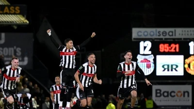Ngỡ ngàng "tý hon" Grimsby giá trị đội hình kém 3 lần Nam Định, vẫn hạ nhục MU