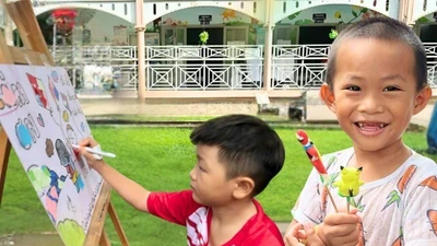Mang Tết thiếu nhi về bệnh viện, nơi các em nhỏ tạm quên mũi kim tiêm để vui hội dân gian, vẽ tranh tô màu