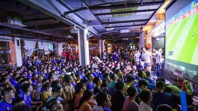 Fan Chelsea và MU ở Việt Nam xuyên đêm 'xem chung' trận bán kết FA Cup