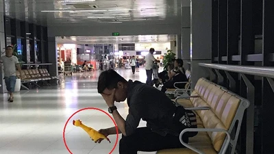 Cười lăn thanh niên bay từ Hà Nội vào Đà Nẵng để trả 'gà' cho người yêu cũ