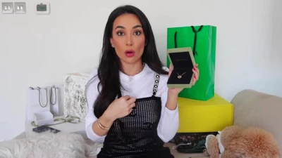 Mua túi 80 triệu chỉ để cho mè, choáng độ chơi của rich kid