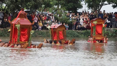 Hình ảnh lễ hội có 3 chiếc kiệu "bay" xuống nước ở Thái Bình