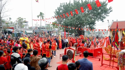 Hàng trăm người rước ‘ông ỉn' tại Lễ hội làng Ném Thượng