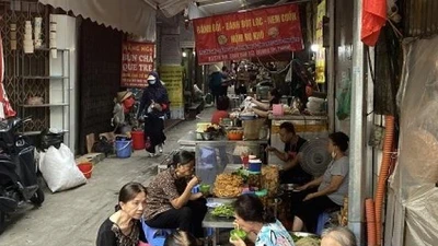 “Siêu ngõ ẩm thực” chợ Đồng Xuân với… 50.000 đồng