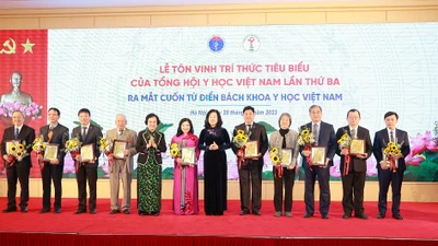 Tôn vinh 61 trí thức tiêu biểu của Tổng hội Y học Việt Nam