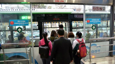 Cận cảnh buýt nhanh BRT đông khách ngày đầu bán vé