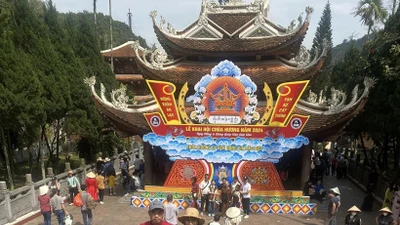 Chưa khai hội, hàng vạn du khách đổ về chùa Hương đầu năm mới