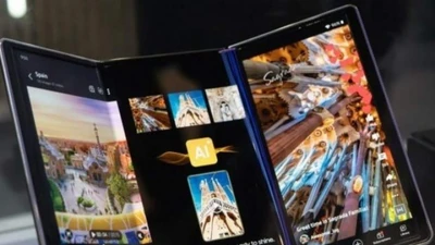 Điện thoại gập ba đầu tiên của Samsung có vị trí nắp gập khác thường