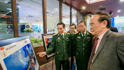 Khai mạc triển lãm ảnh “Luật gia Việt Nam với Biển, đảo quê hương“