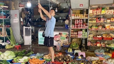Sau bão số 3 Wipha, siêu thị ở Hà Nội đầy ắp hàng hóa, chợ truyền thống ngóng khách mua