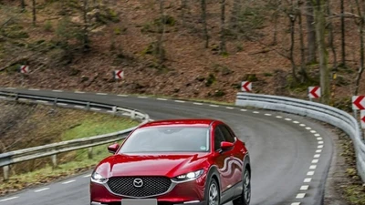 Giá xe Mazda CX-30 niêm yết và lăn bánh tháng 8/2025