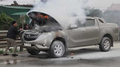 Xe Mazda BT-50 bốc cháy ngùn ngụt tại Nghệ An