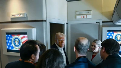 Ông Trump sa thải hàng loạt quan chức trong đêm gây bất ngờ