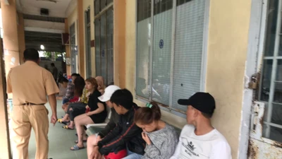 Bị CSGT truy đuổi vì nẹt pô đua xe trái phép, nhóm thanh niên nam nữ lao xe xuống kênh